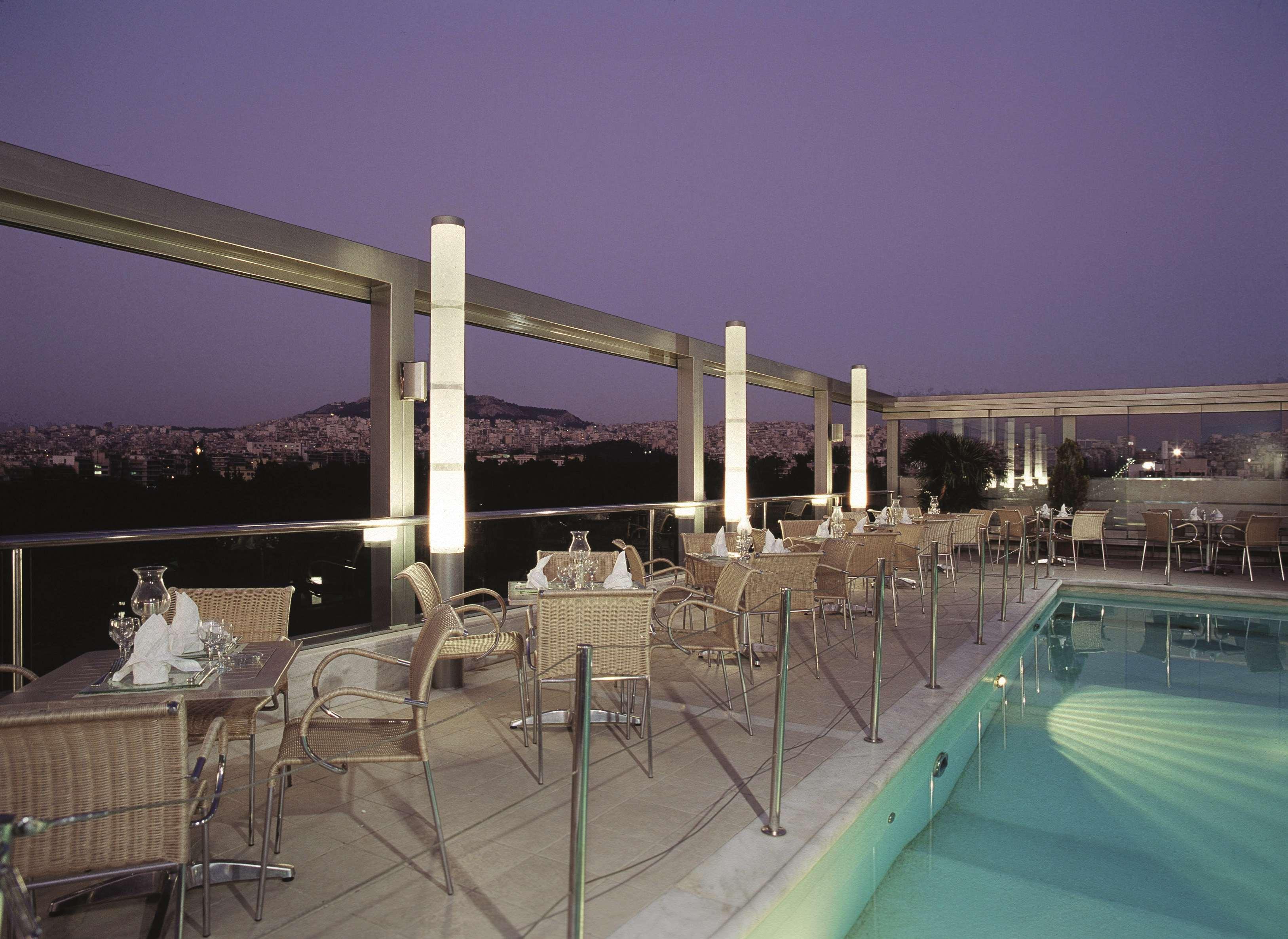 ラディソン ブルー パーク ホテル アテネ（旧パーク ホテル アテネ） エクステリア 写真 The pool at the hotel