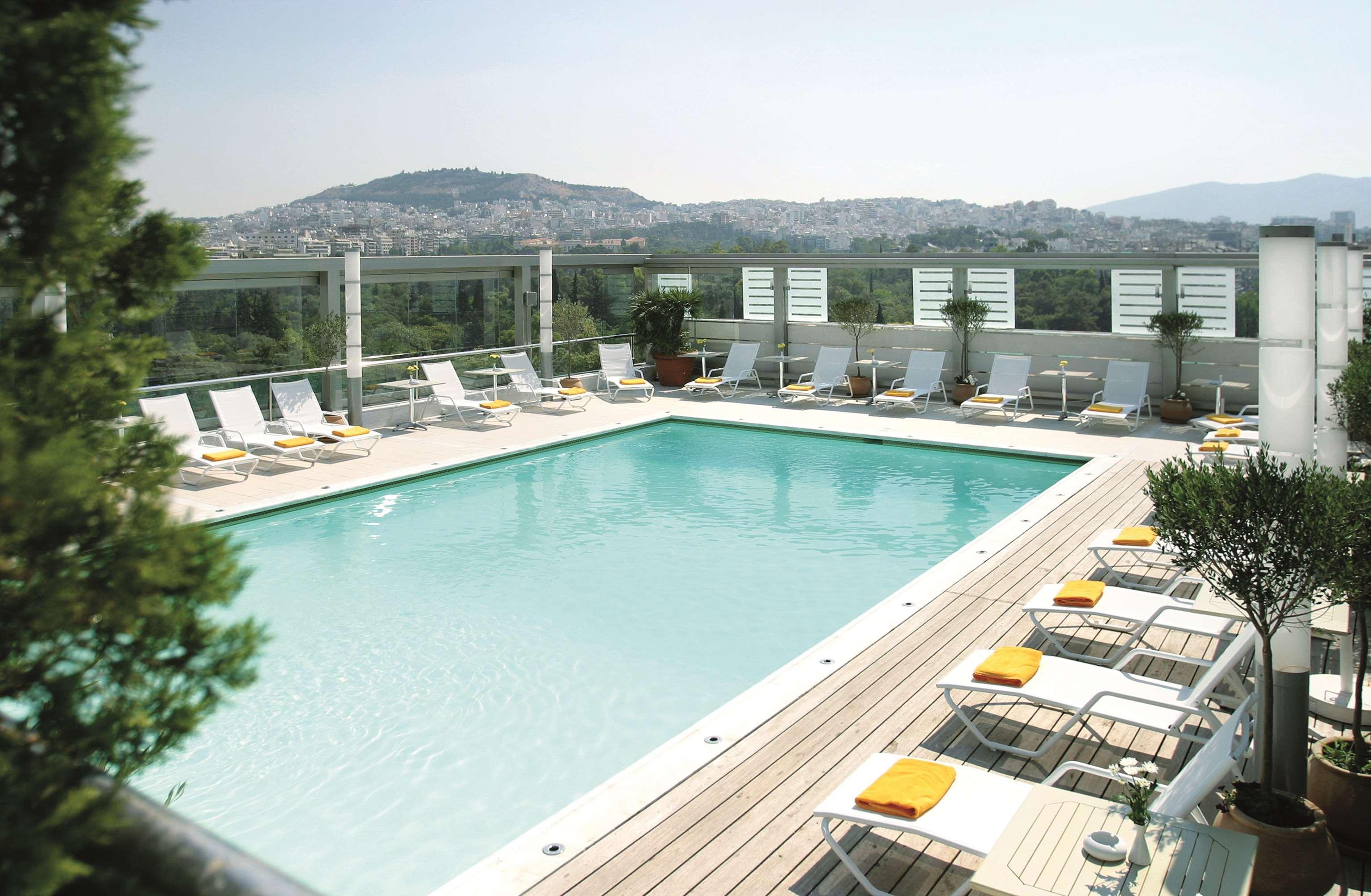 ラディソン ブルー パーク ホテル アテネ（旧パーク ホテル アテネ） エクステリア 写真 The pool at the hotel