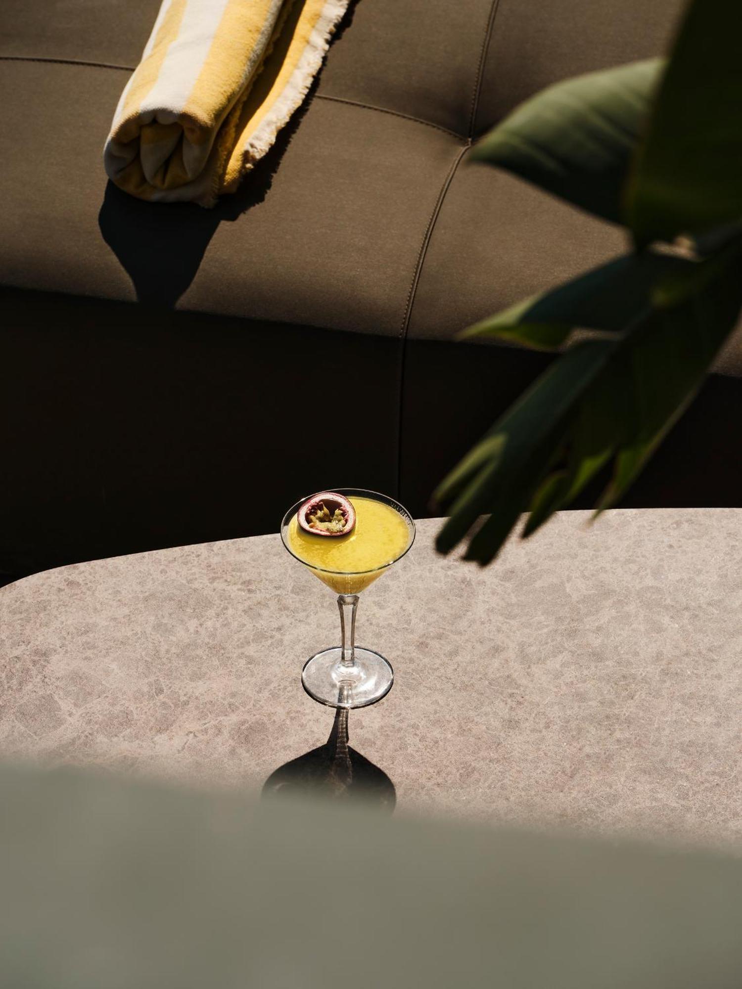 ラディソン ブルー パーク ホテル アテネ（旧パーク ホテル アテネ） エクステリア 写真 A lemon drop martini