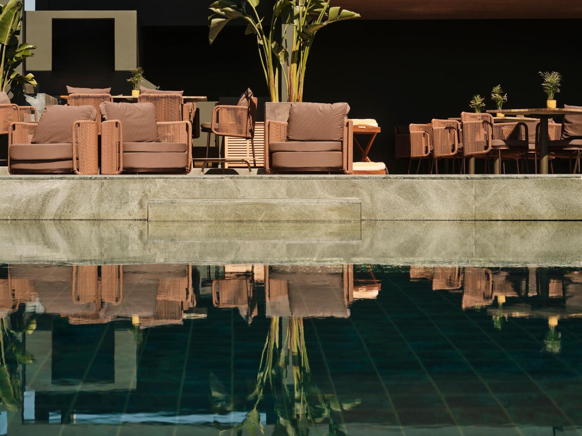 ラディソン ブルー パーク ホテル アテネ（旧パーク ホテル アテネ） エクステリア 写真 The pool at the hotel