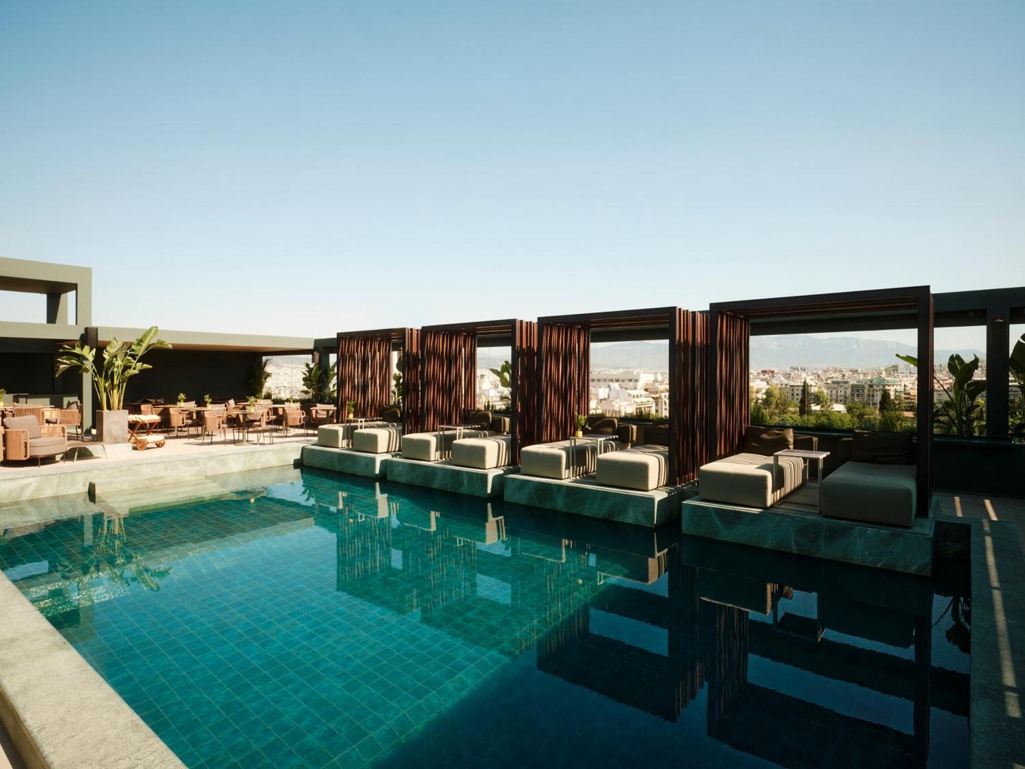 ラディソン ブルー パーク ホテル アテネ（旧パーク ホテル アテネ） エクステリア 写真 The pool at the hotel