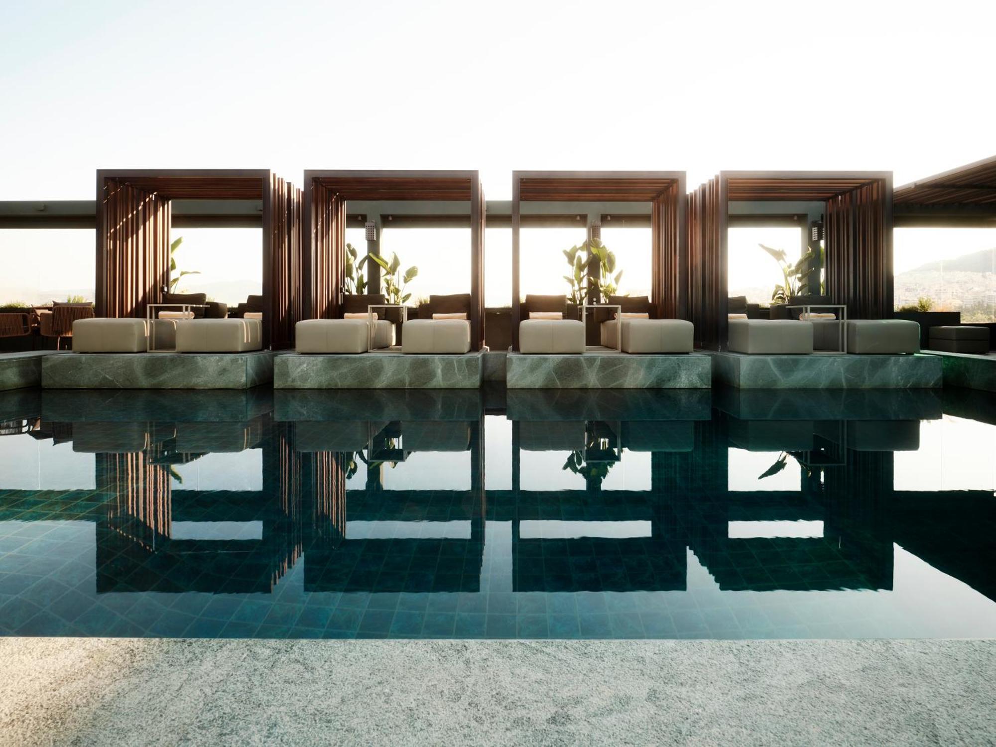 ラディソン ブルー パーク ホテル アテネ（旧パーク ホテル アテネ） エクステリア 写真 The pool at the hotel